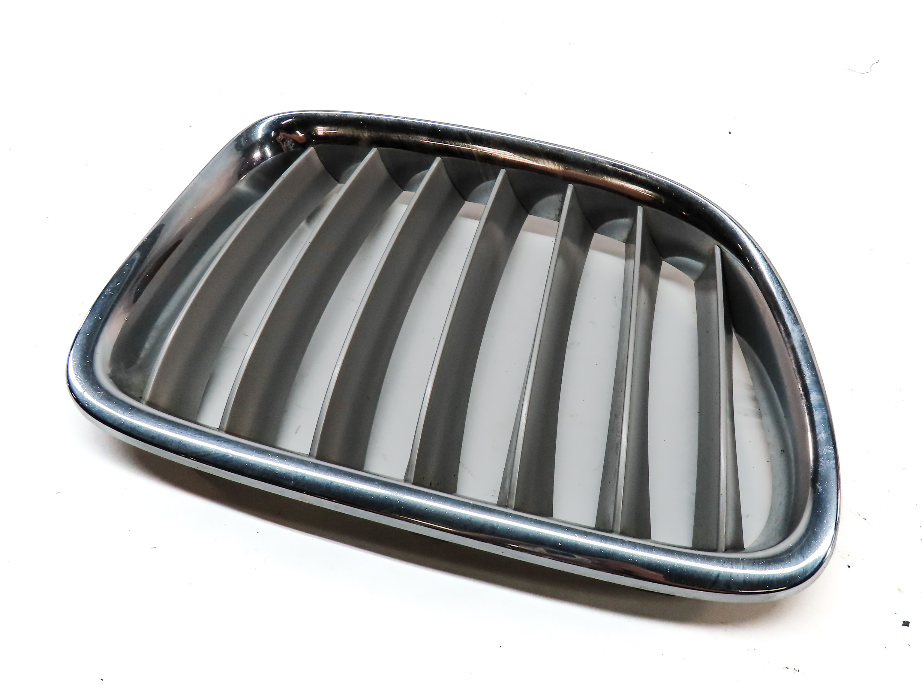 2013-2015 BMW X1 E84 FRONT RIGHT PASSENGER UPPER HOOD KIDNEY VENT GRILLE  X-LINE — exact item pictured